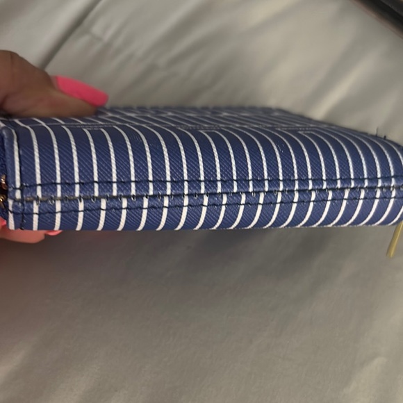 Blue and White Geometric Pattern Wallet - Picture 3 of 3